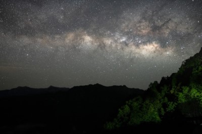 嘉義林管處與嘉義市天文協會將於7-9月舉辦阿里山「夏季銀河寶藏」天文生態體驗營，帶領民眾觀看夏季銀河(黃源明 攝)
